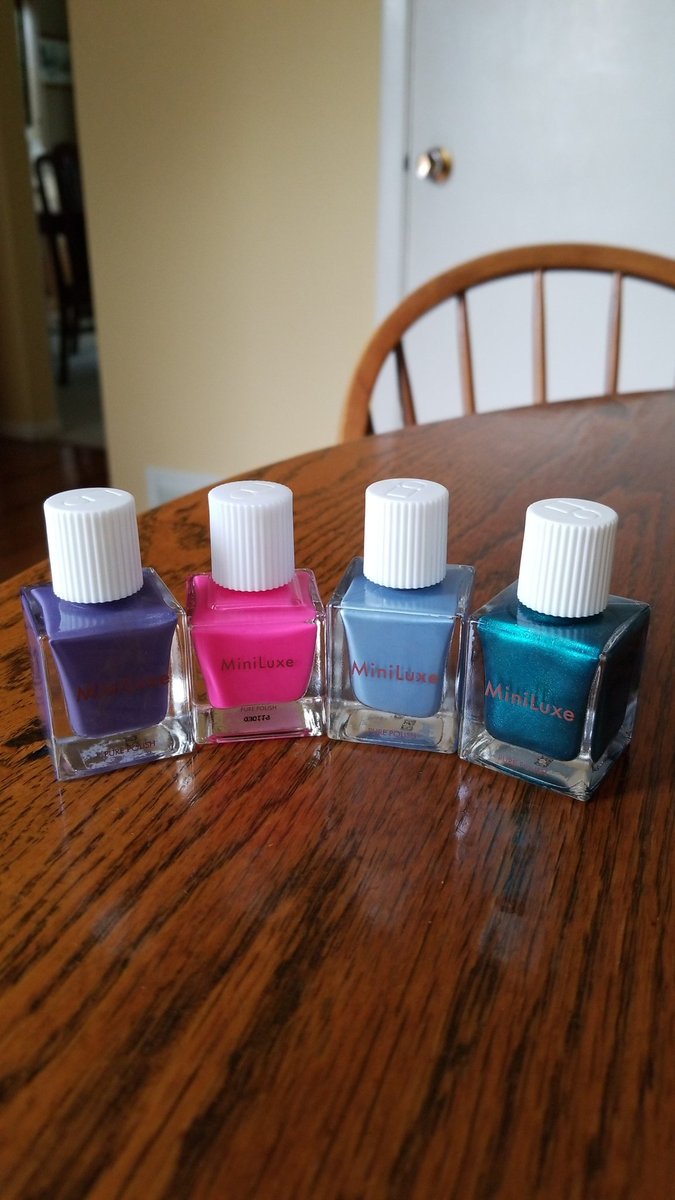 mjcapponi's tweet photo. Well, I decided to buy some @MiniLuxe nail polish because I had heard the round top makes it easier to apply. Got my order today and no round tops and one bottle that's smaller than the others. #GMADeals #MiniLuxe https://t.co/vaHgSQJack
