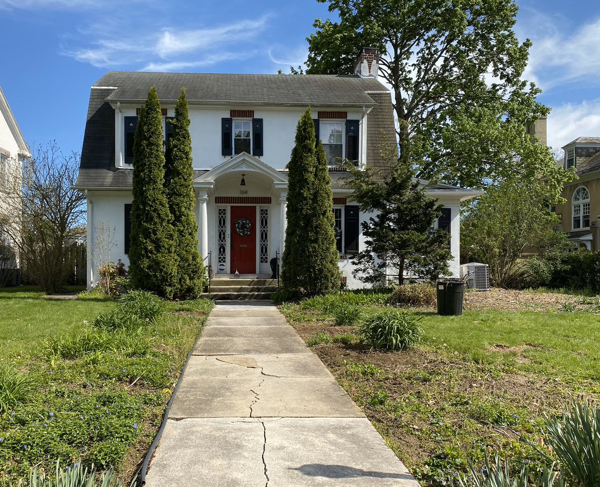 MelissaHBurg's tweet photo. When your dad and your brother are horticultural experts and come together with all their decades of experience... 🏡 Phase 1 of the new front and backyards is finally underway! #StayTuned #Freys #HomeSweetHome https://t.co/flDzxu2hE6