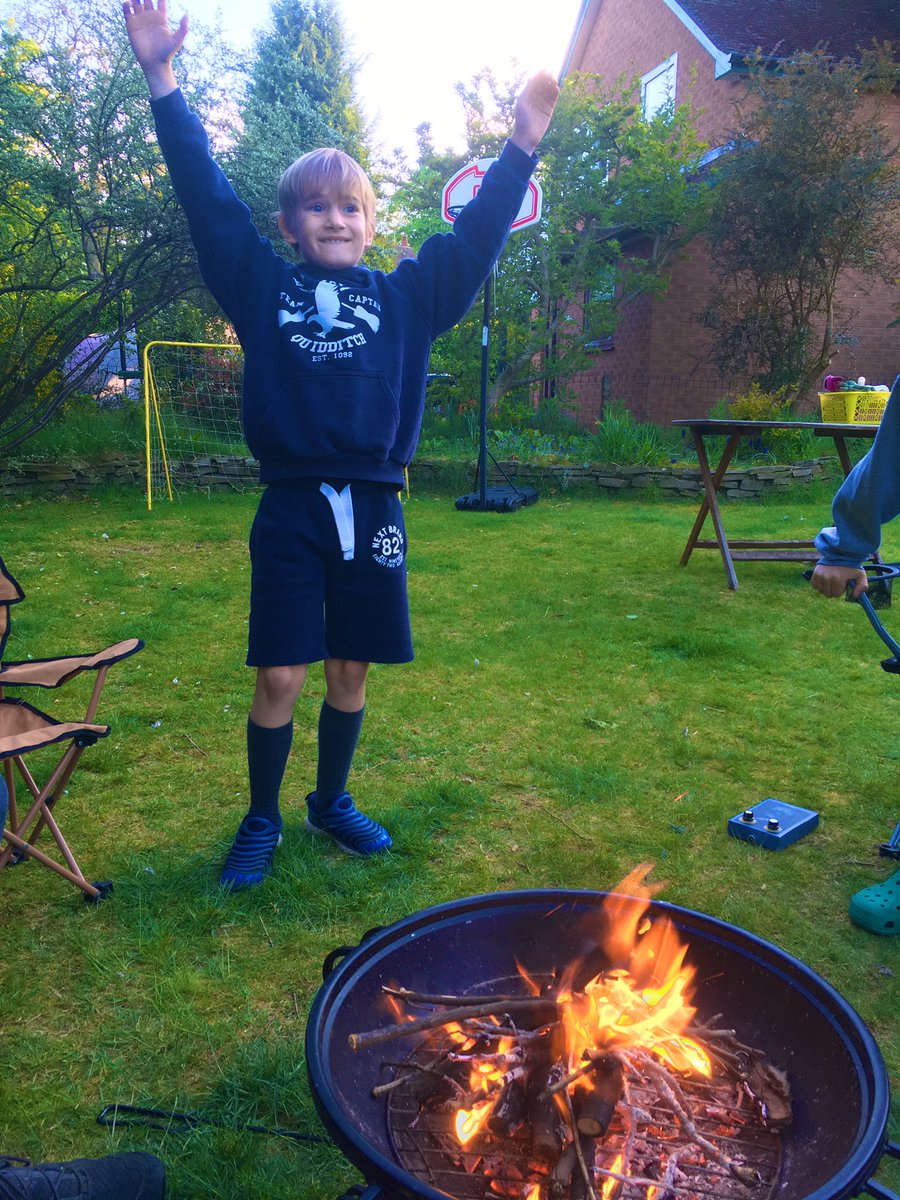 WelshSnowdrop's tweet photo. @ChesterScouts @CheshireScouts a great end to the day with burgers, singing along with the livestream round the campfire (neighbours thought we’d gone crackers) and marshmallows. #VirtualCuBe2020 https://t.co/4NEJNwVWQw