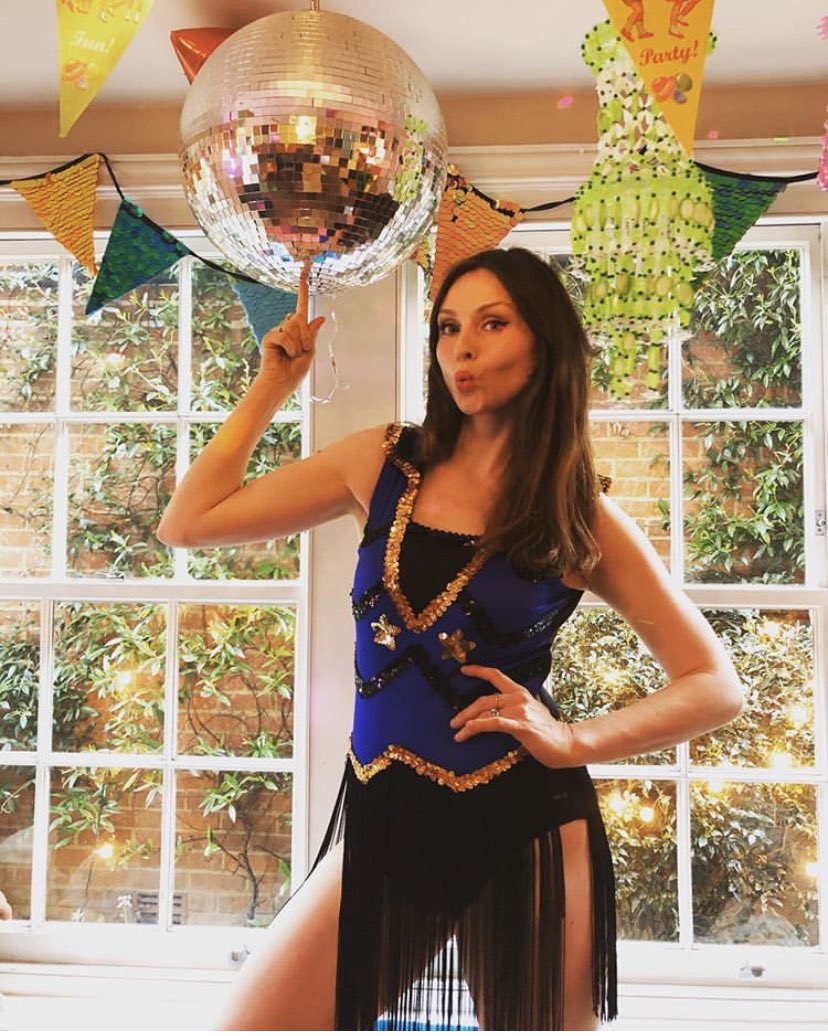 jayne_mckenna's tweet photo. This gorgeous woman has 5 boys....as a mum of 3 she is my hero! Every Friday kitchen disco. Compulsory sequins!!! @SophieEB #kitchendisco #mumofboys #sparkles #moremakeup #sequins @Sarz10 https://t.co/VPwj5g92kS