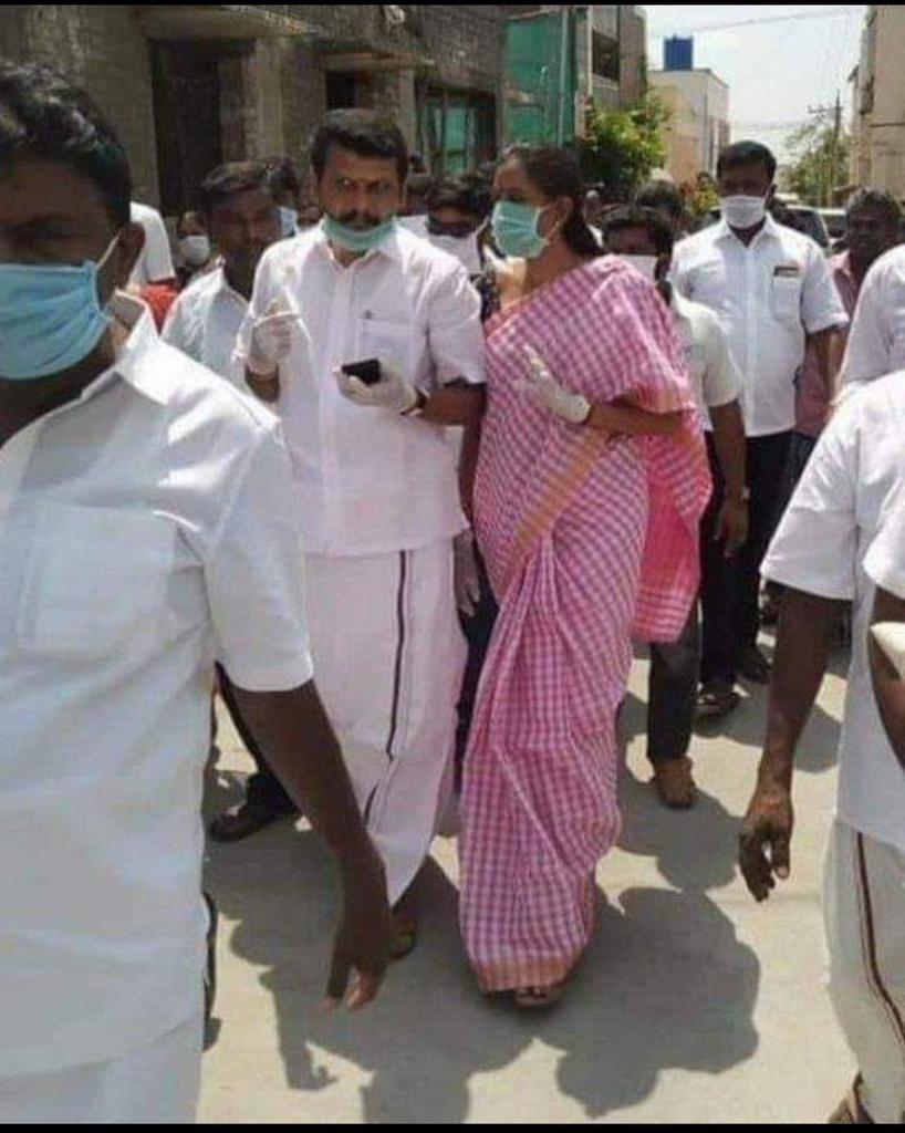 exmukrs's tweet photo. @devpromoth #nophysicaldistancing #socialdistancing ஆக அண்ணலும் அவரும் எப்படி போகின்றன https://t.co/DbXVlla0QP