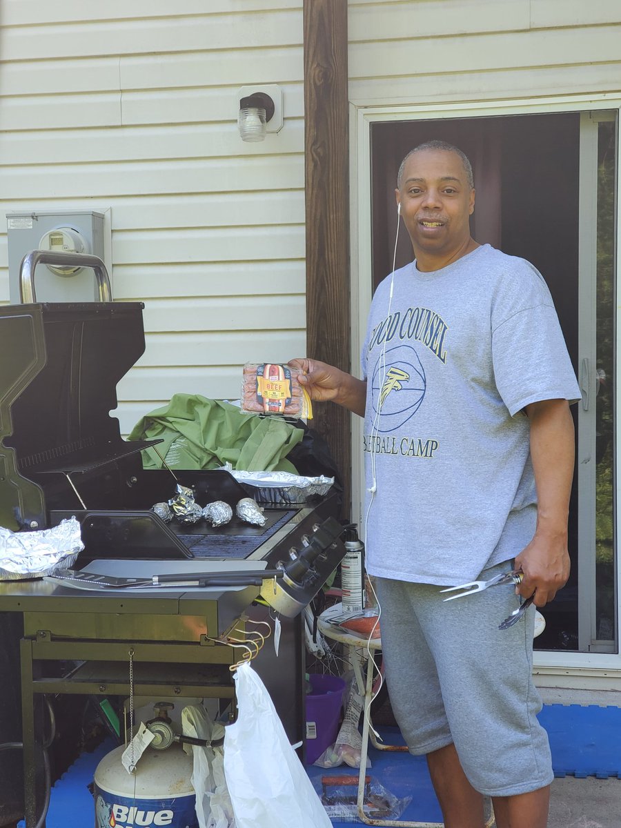 BooTutt71's tweet image. Neighbors taking part in #FrontYardCookout