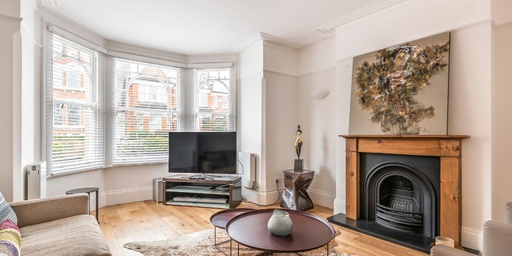 beachmediapubli's tweet image. One for your viewing list when restrictions lift: A beautifully arranged #fivebedroom #familyhome #tolet with ample light &amp;amp; space close to the schools &amp;amp; shops of #MuswellHillBroadway @MartynGerrardEA  buff.ly/2zuCSFe #N10 #Rent What is your must have gadget at home?