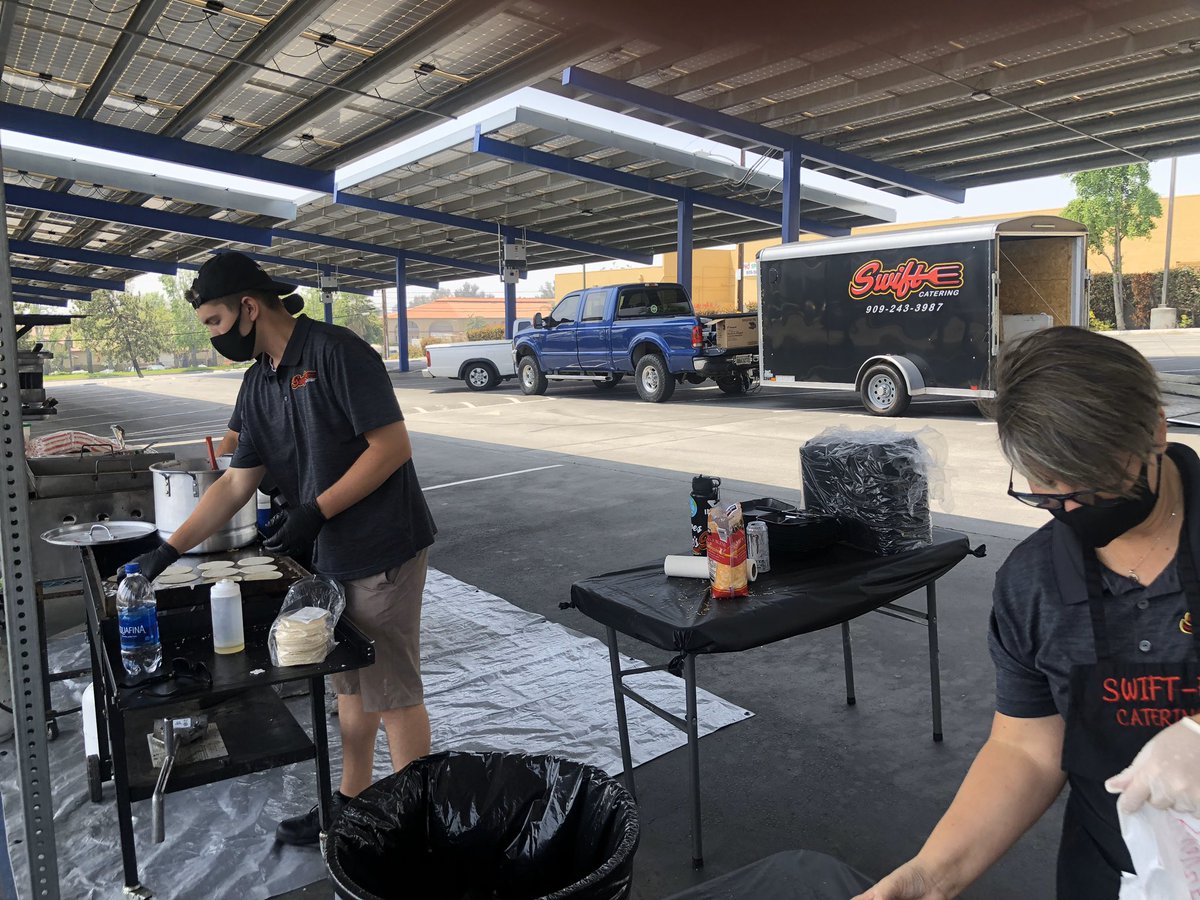 AltaLomaHigh's tweet photo. A HUGE thank you to @SWIFTJT @NoahSwift6 Swifte Catering for feeding AL families in need. Your generous donation and heart for the ALHS community are greatly appreciated!💙👍🏽 https://t.co/D2edzXeXw8