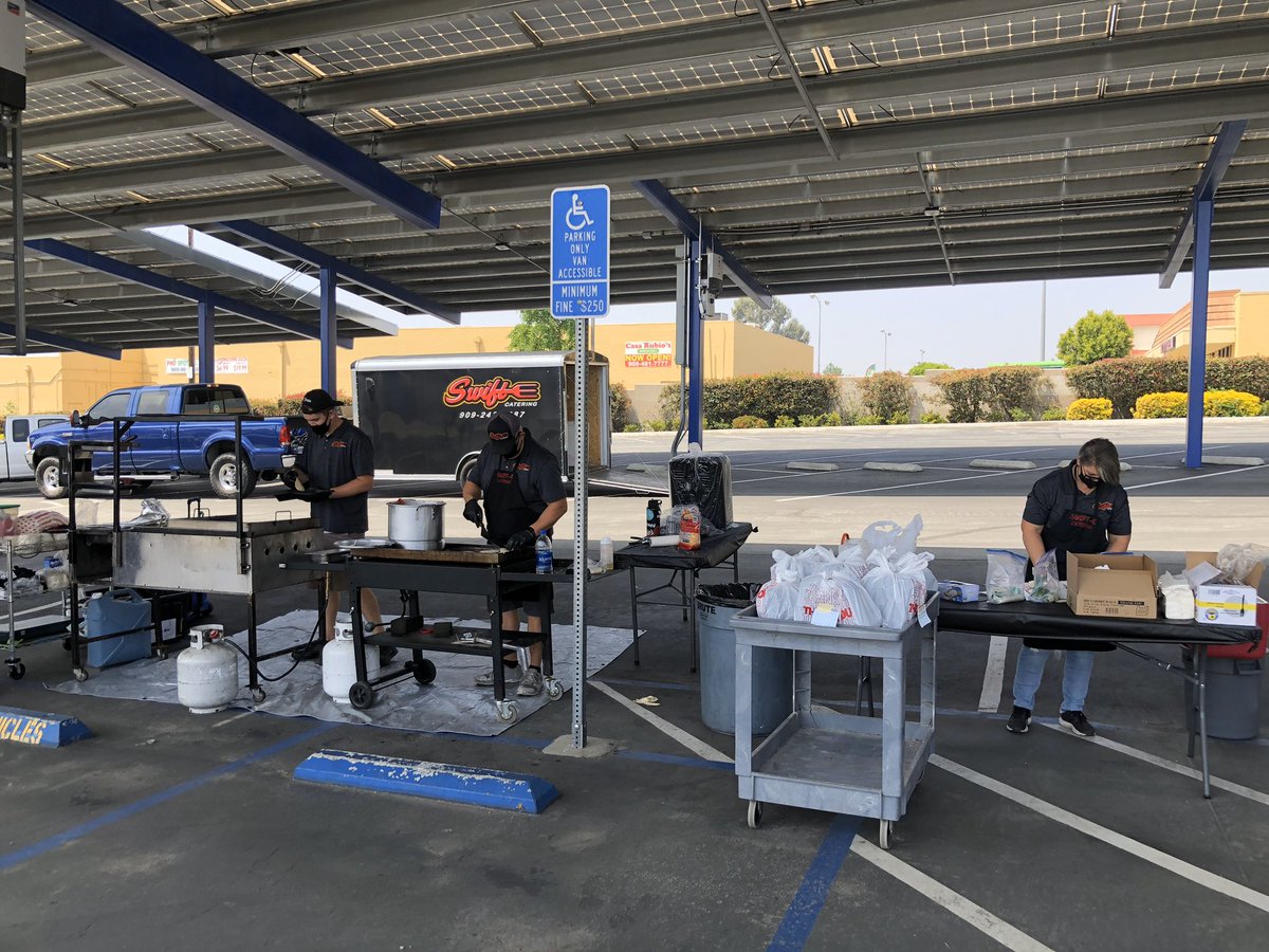 AltaLomaHigh's tweet photo. A HUGE thank you to @SWIFTJT @NoahSwift6 Swifte Catering for feeding AL families in need. Your generous donation and heart for the ALHS community are greatly appreciated!💙👍🏽 https://t.co/D2edzXeXw8