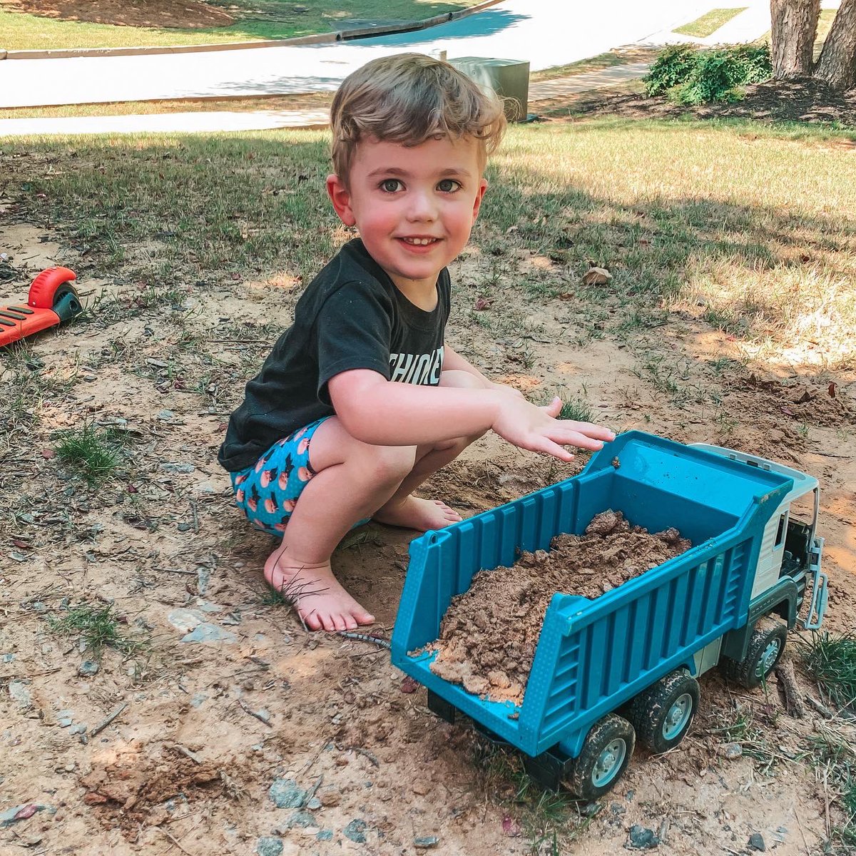 wanderlustsix's tweet photo. Never a dull moment here! Also, the caterpillars are huge and Owen has named this one Bob. 🐛😆 https://t.co/cq8pX5NHOt