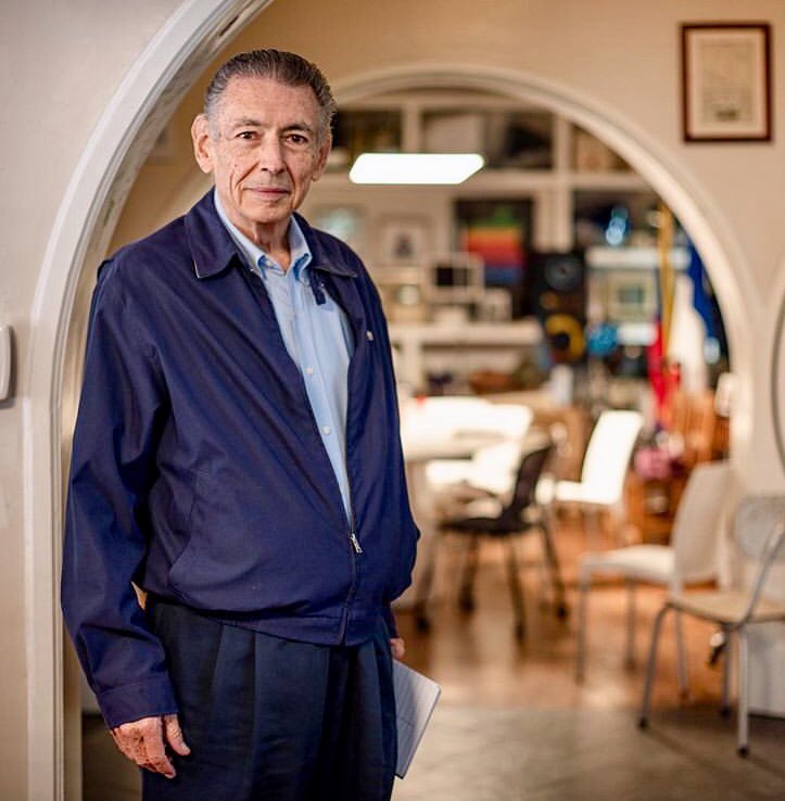 OrbitaCI130's tweet photo. Harald Valentiner 1941-2020 lo despedimos con un aplauso de pie. Un Campeón del Emprendimiento y la Educación "Volver a este espacio, fue para mí conectar el pasado con el futuro, un espacio que inspira a seguir soñando" (H.V 2018). GRACIAS POR TANTO AMIGO. @ajedrezacademia https://t.co/XflNNXtTLO