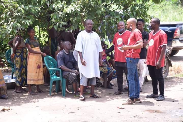 UmengerP's tweet photo. @SamZugaOfficial @iamUkmoni  @oganelson2 

Some Staff of SAM ZUGA FOUNDATION distributed free food items to some community as part of supports during this pandemic lock down....

To God be the Glory
#Bishopsamzuga https://t.co/mdXaohoCDR