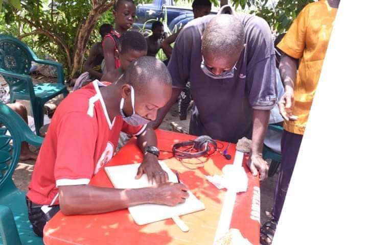 UmengerP's tweet photo. @SamZugaOfficial @iamUkmoni  @oganelson2 

Some Staff of SAM ZUGA FOUNDATION distributed free food items to some community as part of supports during this pandemic lock down....

To God be the Glory
#Bishopsamzuga https://t.co/mdXaohoCDR