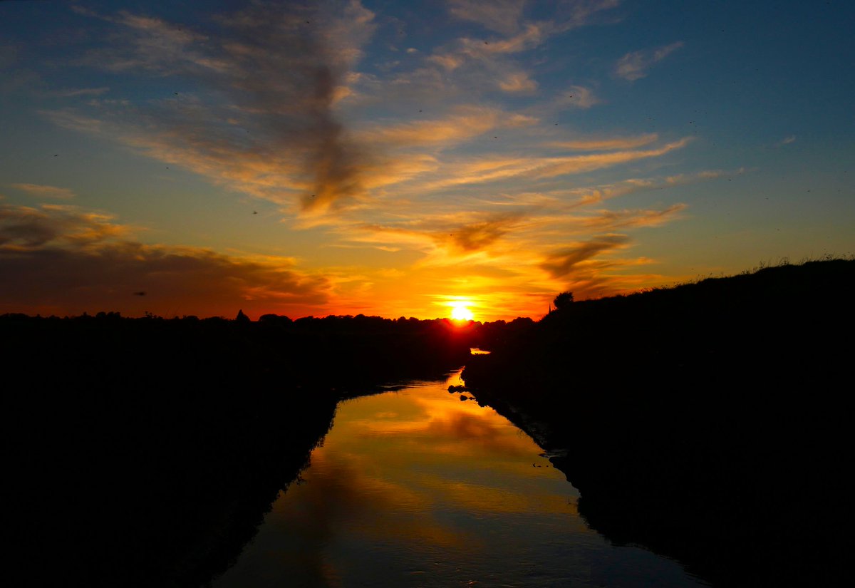 snapandgo222's tweet photo. The river Alt at Sefton tonight walking Holly, #Liverpool #weather #riveralt #sunset #SocialDistancing #DailyExercise https://t.co/JkjD6MXZVR