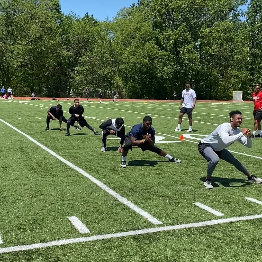 CharlesCtyElite's tweet photo. A little warm-up before we get in this speed work!! #DariusHarrell #BrianDowdell #SanaiHaythe #LoganSmith #AJHaythe #DeMarccoHellams #TayHellams #MalcolmJohnsonJr #NaimMuhammad #CharlesCountyEliteProducts💙💛 https://t.co/6nN1cDalvc