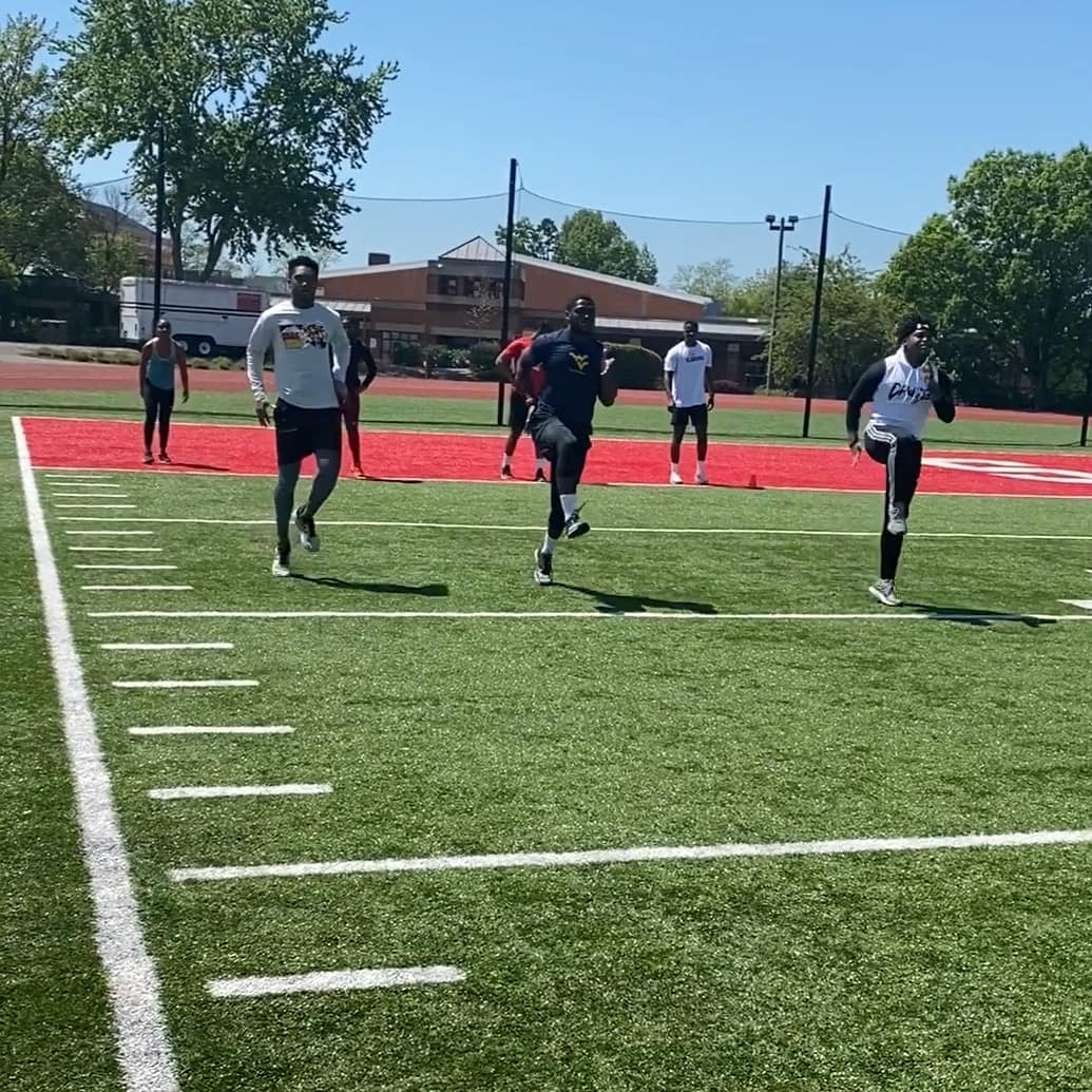 CharlesCtyElite's tweet photo. A little warm-up before we get in this speed work!! #DariusHarrell #BrianDowdell #SanaiHaythe #LoganSmith #AJHaythe #DeMarccoHellams #TayHellams #MalcolmJohnsonJr #NaimMuhammad #CharlesCountyEliteProducts💙💛 https://t.co/6nN1cDalvc