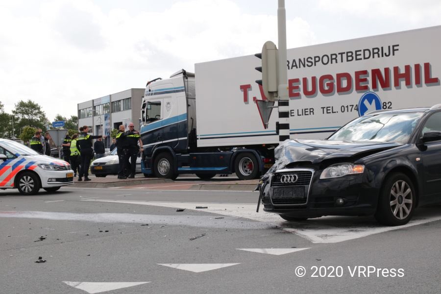 #VRPress | De Lier | 02-05-2020 | Op zaterdagmiddag 2 mei heeft een ongeval plaatsgevonden tussen een vrachtwagen en twee personenauto's op de Leehove in De Lier.