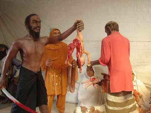 Abhijeet_Sinhaa's tweet photo. Photo : an existing exhibit from gallery of the place in Delhi where in 1716 Mughal killed Sikh Banda Singh Bahadur’s son and put his heart in his mouth to humiliate him to death when he denied to accept Islam.  

 #रेपिस्ट_मुगल https://t.co/iOcX0dqgLd