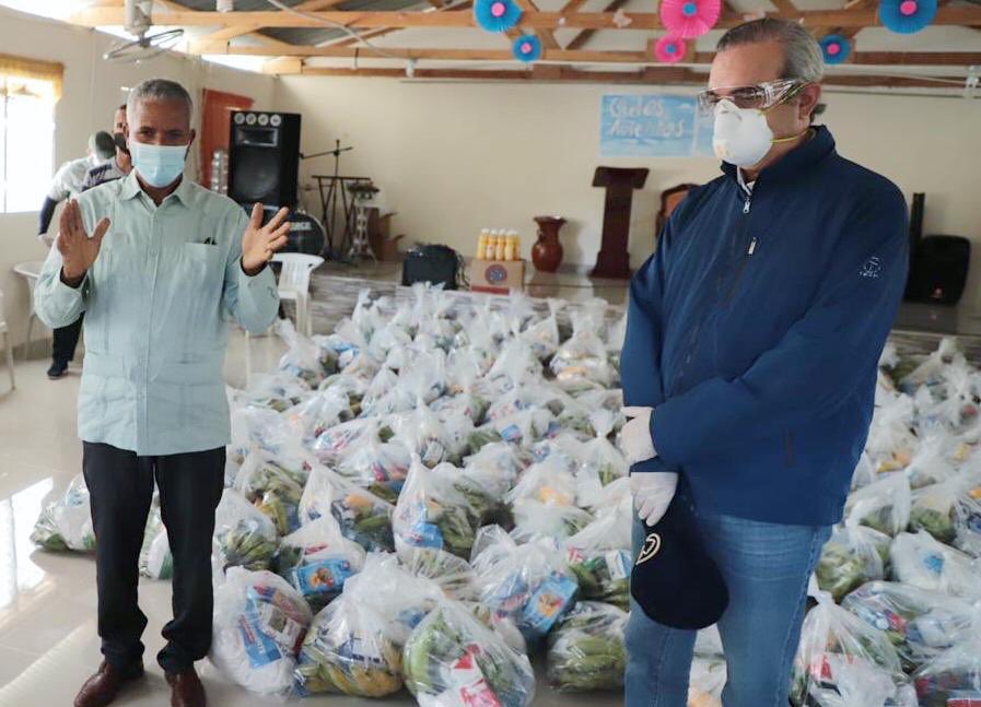 luisabinader's tweet photo. El servicio a la comunidad y dedicación es lo que demuestran todos los padres y pastores que trabajan haciendo llegar las donaciones a la ciudadanía ¡Gracias Pastor Martires Figuereo Reyes de la Iglesia Misionera Manada Pequeña! https://t.co/LIhvh0Z92S