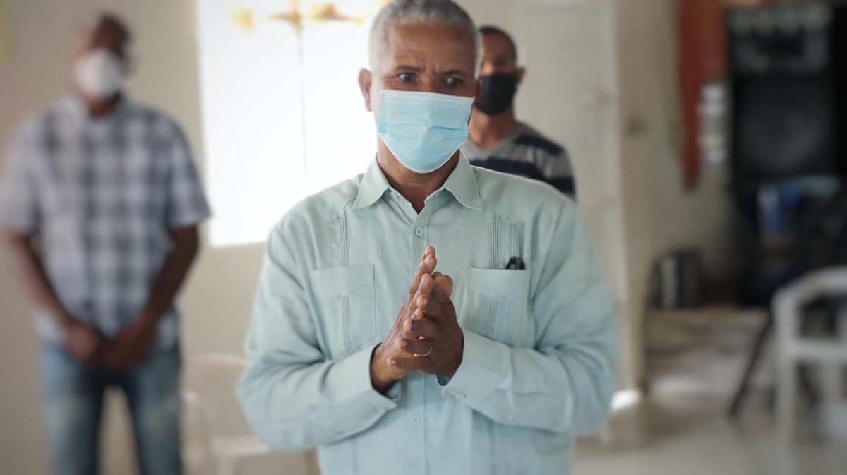 luisabinader's tweet photo. El servicio a la comunidad y dedicación es lo que demuestran todos los padres y pastores que trabajan haciendo llegar las donaciones a la ciudadanía ¡Gracias Pastor Martires Figuereo Reyes de la Iglesia Misionera Manada Pequeña! https://t.co/LIhvh0Z92S