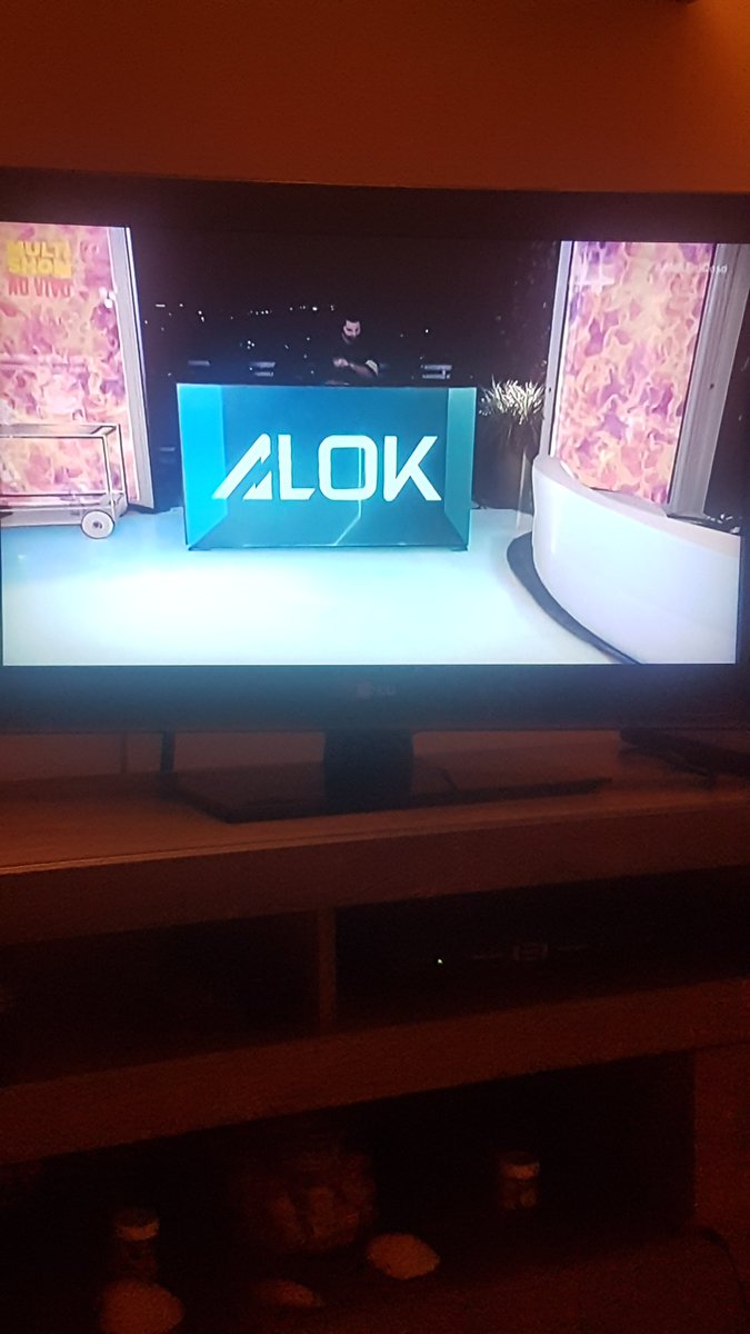 MargareteProf's tweet photo. Casa hoje meus vizinhos não dormem! #AlokEmCasa https://t.co/anNyiBdocu