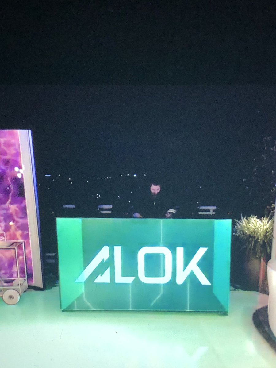 PolliMaria's tweet photo. O melhor! #AlokEmCasa #FiquemEmCasa #useMascara 🙆🏽‍♀️💃🏽 https://t.co/ZGoMTVQw8h