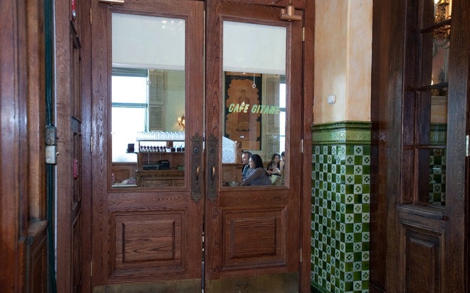 thrillerpg's tweet photo. Old Rose é o nome do café restaurante que fica ao lado do hall de entrada no térreo. A entrada da cozinha se dá pela porta ao lado do balcão, possuindo também uma despensa para armazenar comidas e bebidas. https://t.co/qpo3iHJyzr