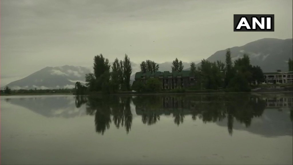 Indian Air Force's flypast over Srinagar's Dal Lake in a show of support to medical professionals and others involved in fighting #coronavirus pandemic 

(📸: ANI)