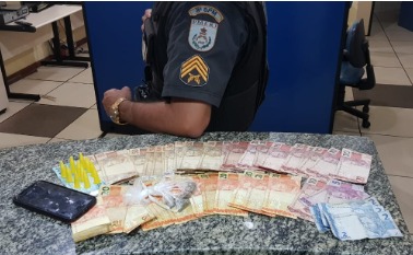 PMERJ's tweet photo. Fique por dentro! 🔎

Drogas e mais de mil reais em espécie foram apreendidos por nossos policiais do #8BPM, neste sábado, durante um patrulhamento no bairro Grussaí, em São João da Barra. Um homem foi detido na ação. Confira! 📸

#PMERJ
#SempreAtuante
#ServireProteger https://t.co/QgsU75XF9V