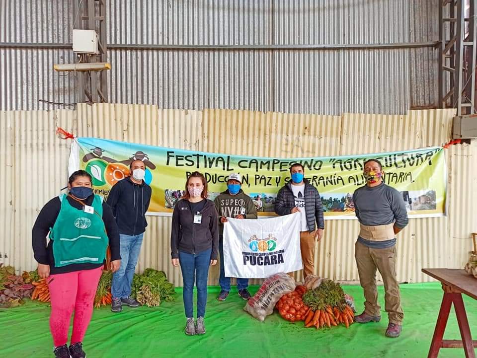 INTACIPAF's tweet photo. ➡ En momentos de aislamiento social, seguimos acortando distancias 💪
↪ Hoy el #IPAFNOA 🙋👨 colaboraron en la entrega solidaria de alimentos frescos producidos por agricultores familiares de la °Feria campesina Pucara" para la Olla popular del Barrio Malvinas de S.S. de Jujuy https://t.co/JrMJ5m5hu2
