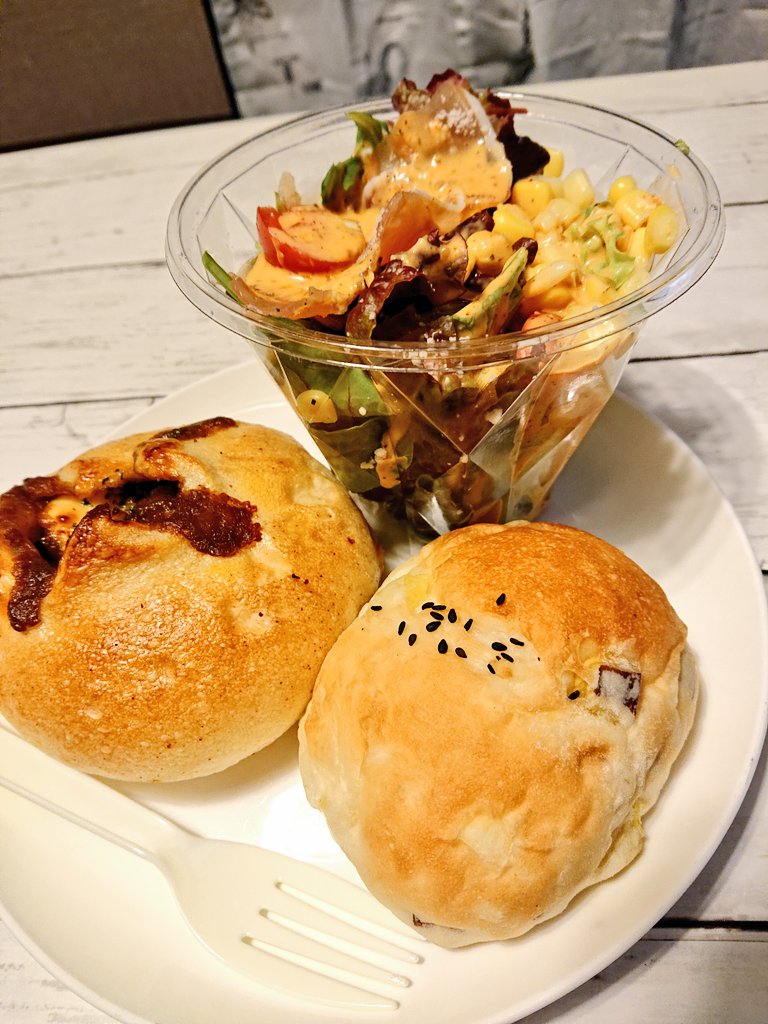 blacksound666's tweet photo. 富士見町のKiBun屋さんにて❤
チーズカレーパン
さつまいもパン
生ハムとコーンのサラダ

系列店にイタリアンバルのダダッコってとこがあるんだけど、そこのお料理も買えるようになってました！

#立川エール飯 #エール飯 https://t.co/wvoFgKpvFX