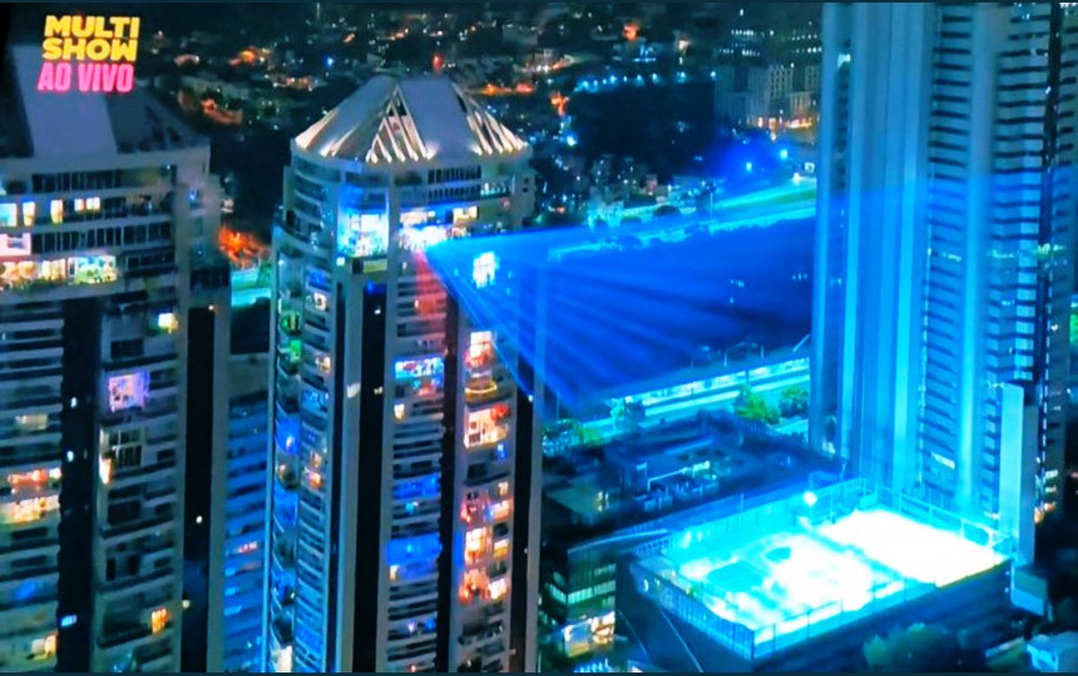 Enquanto uns fazem churras na laje, o #AlokEmCasa faz um #Tomorrowland 🙄🙄