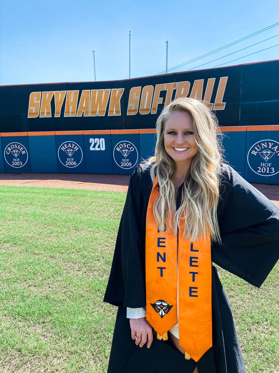 UTM_Softball's tweet photo. Today we celebrate the “virtual” graduation of Aalia Bivens and Madelyn Dycus. These two Skyhawks are not only great athletes, but great teammates as well. We will miss Maddie as she embarks on her next journey, and we cannot wait to have Aalia back for her final senior year!🧡💙 https://t.co/hi1XPsyEgQ