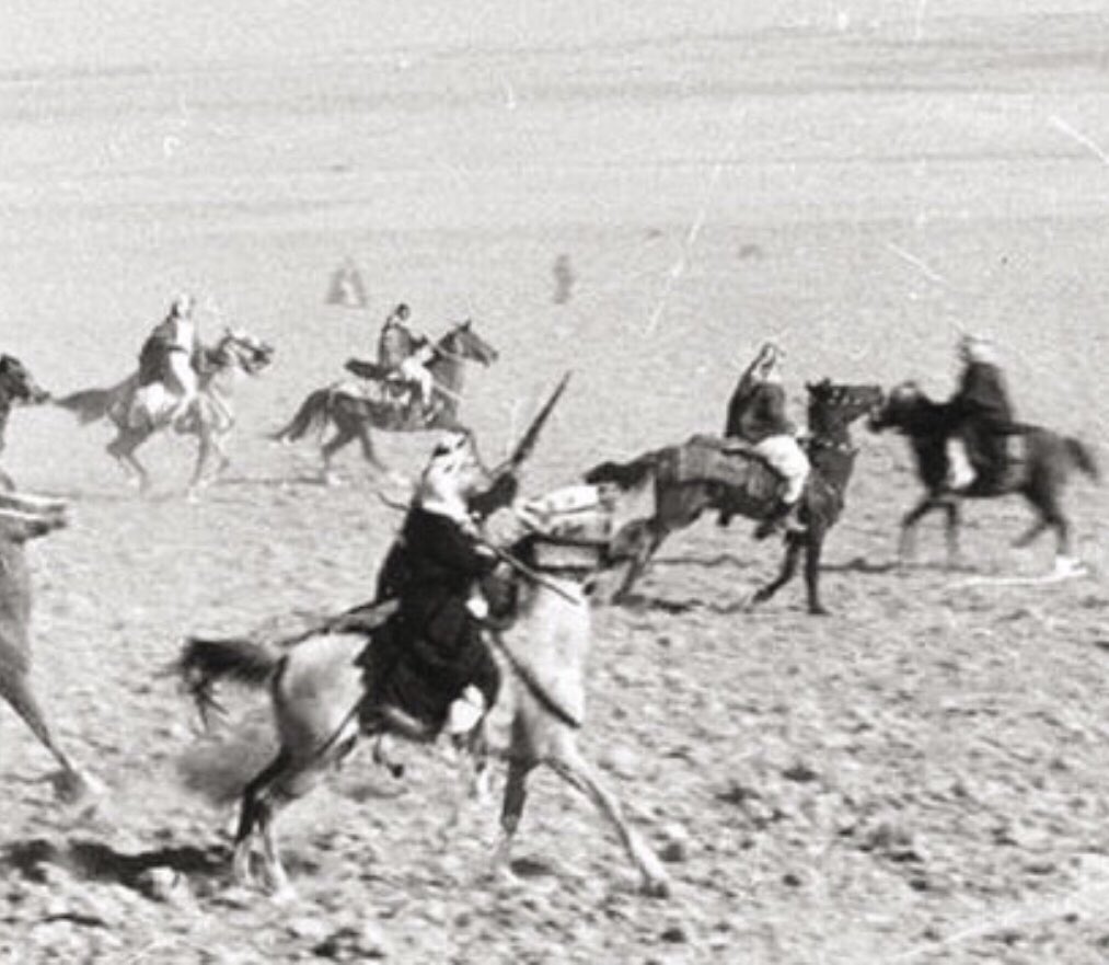 أُخذت إبل عبدالله الفالح السعدون وكان بالقرب من #الظفير فلحقت سربة الخيل من الذرعان لرد الإبل من المعتدين. 

 فقال احد الرفيع...
.
شرهه وخذت من الفلاة
ياعبيد صدرك لا يضيق
.
لحقوها سربة الذرعان
نشاما يفكون الوسيق
.
#الظفير
#الذرعان