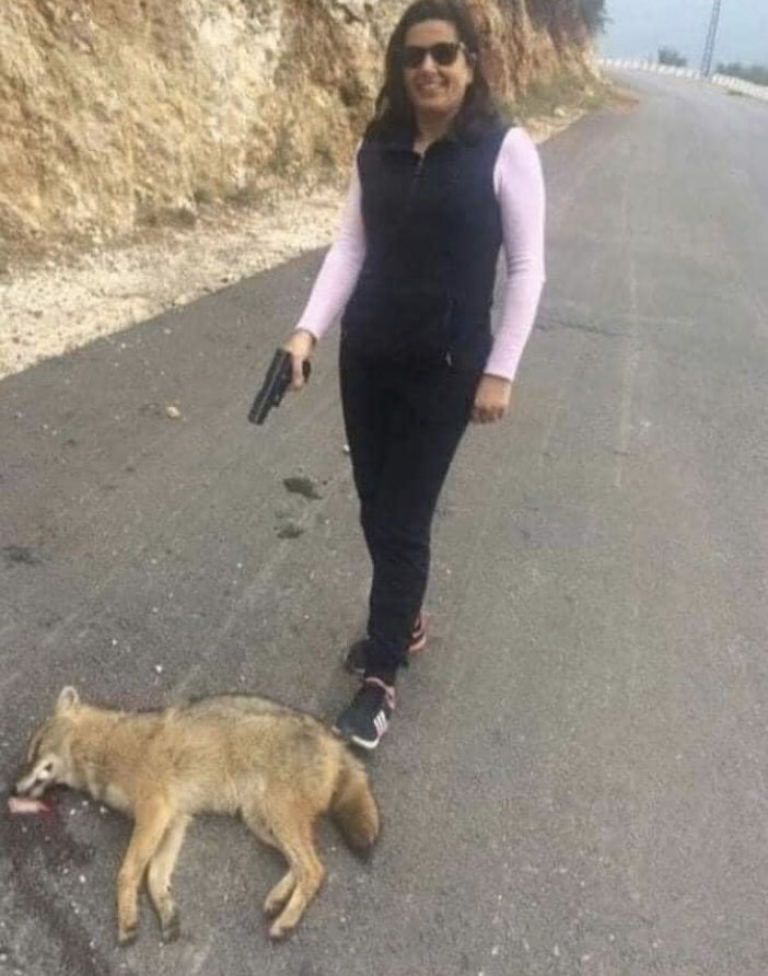 ‘Nice adamlar gördüm üzerinde elbise yok.
Nice elbiseler gördüm içinde adam yok"
(Mevlana) 
#KopsunKıyamet