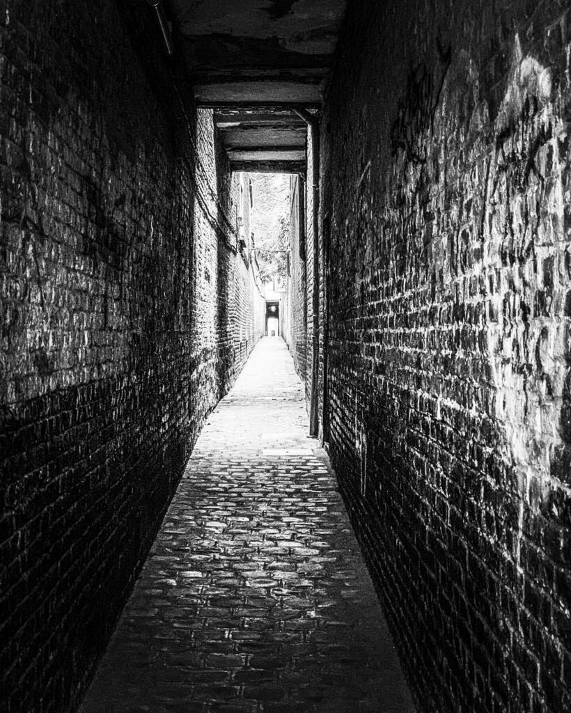 sachinm's tweet photo. I entered this reticent way
By accident, 
Stumbling away from fray
Now I stand,
Training my eye away
To the end .
.
.
.
#streetphotography #bnw_captures #blackandwhitephotography #bnw_france #lille #france #1415mobilephotographers #hartcollective #bcncol… https://t.co/S4lUA4N3BS https://t.co/usrO3pR1fi