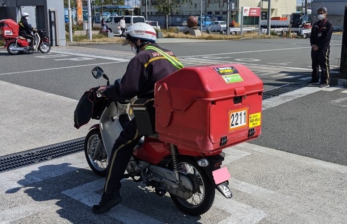神奈川県警察本部交通部交通総務課 Na Twitteru 皆さんお気づきですか 二輪車で郵便配達をする方は 事故に遭わないように注意喚起のタスキを着用されているんです 二輪車は車体が小さいので少しでも他の車から気づいてもらえるように着用しているものです こうした