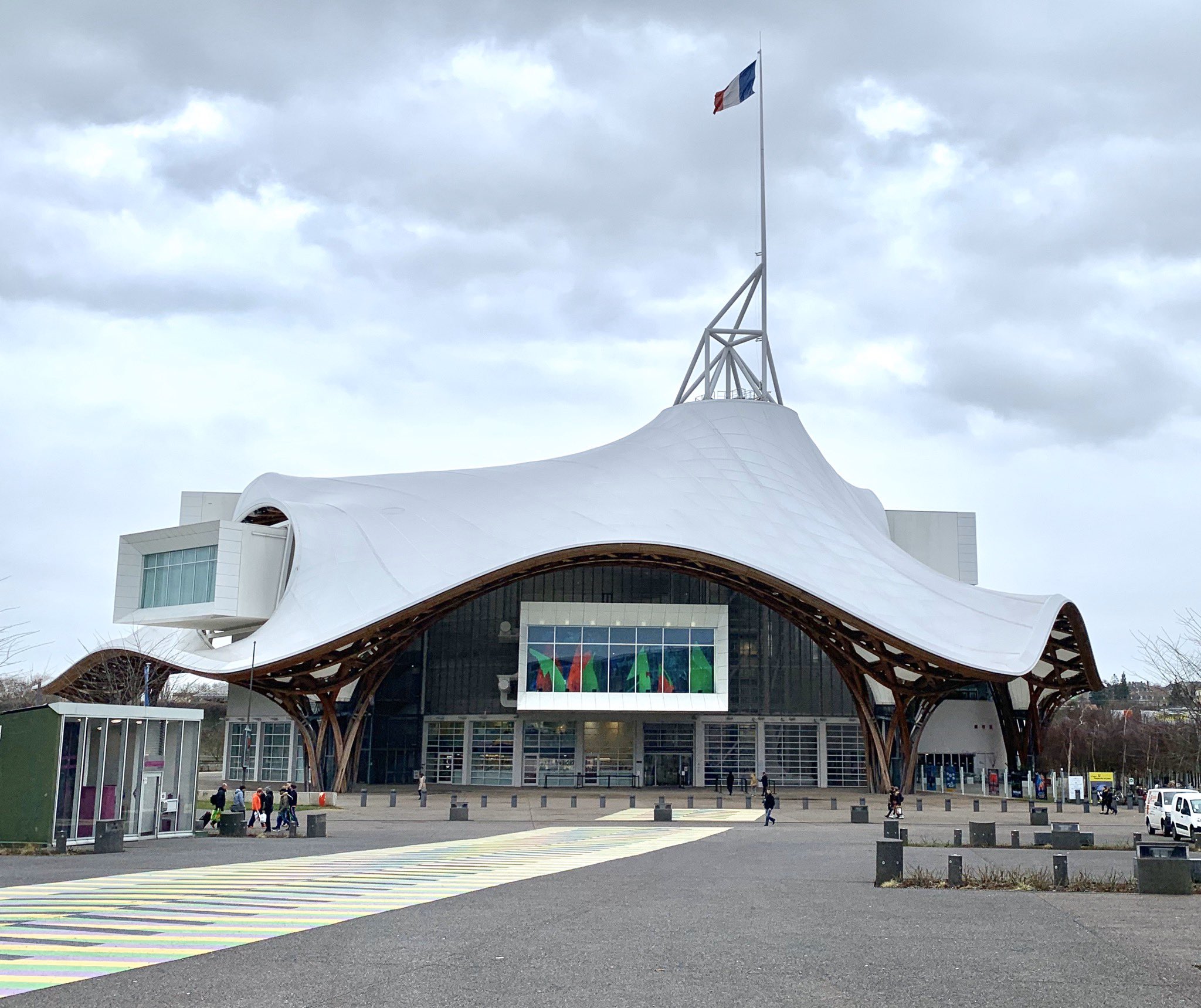 Uzivatel 橋本 拓歩 Na Twitteru ポンピドゥセンター メス 坂茂 フランス国土を表す六角形の平面 メスの主要な場所を向くギャラリーチューブの積層 編笠をイメージした木造グリッドシェルの膜屋根 それらを完璧にアーティキュレートし美しさと機能性を融合した坂