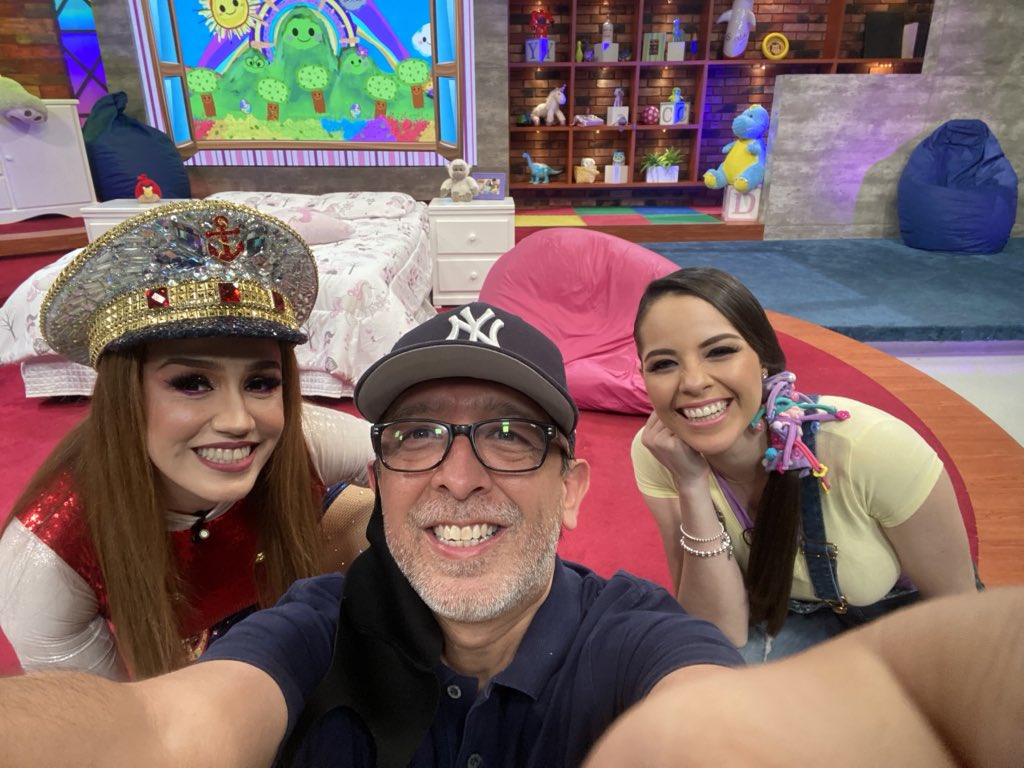delarosalozano's tweet photo. Grande amigos #JuntosEnCasaPorEl6 vía canal 6 @nicotronick @ArelyTellez @Marinadelagarza https://t.co/LTpGAoLsEQ