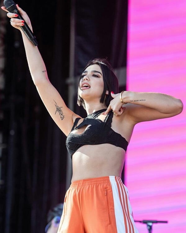 margotlipa's tweet photo. dua lipa on stage; a thread that nobody asked for but that we all need to see ˚ ✦ · . https://t.co/lpLnWkSSGv