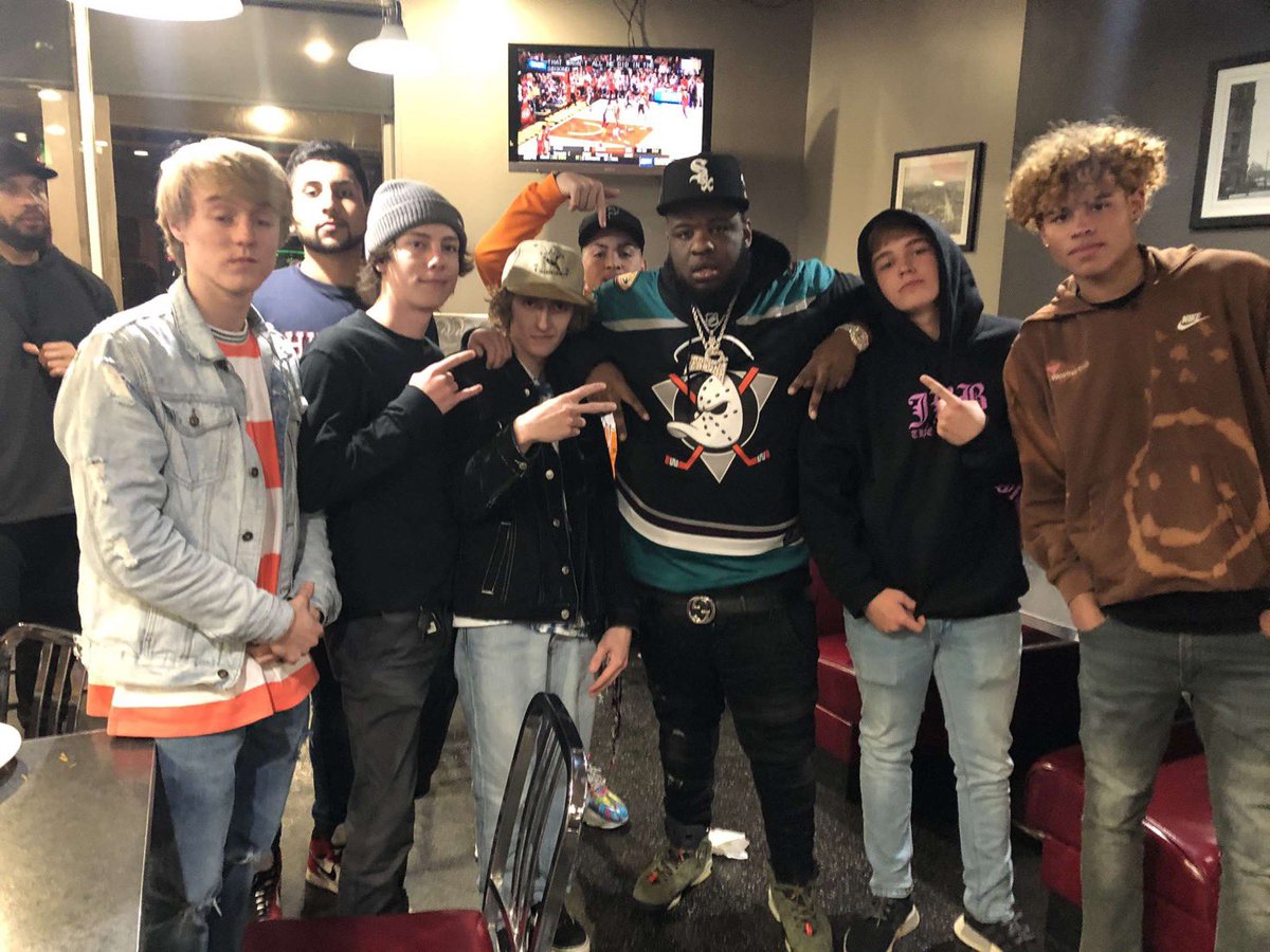 wiggins2345's tweet photo. Happy b day slime💕💕 @ThorsonZachary https://t.co/ZxlKHxL9qn