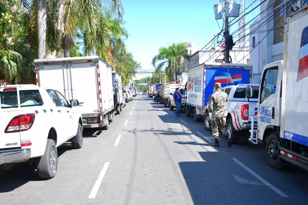 Winnierodriguez's tweet photo. El Plan de Asistencia Social se trasladó este sábado a la provincia San Cristóbal, donde continuó impactando a más de 9 Mil familias vulnerables, con la entrega de alimentos y otros productos alimenticios, como parte de la emergencia nacional por el #COVID__19 
#PlanSocialEnSC https://t.co/FCjPKG9hrL