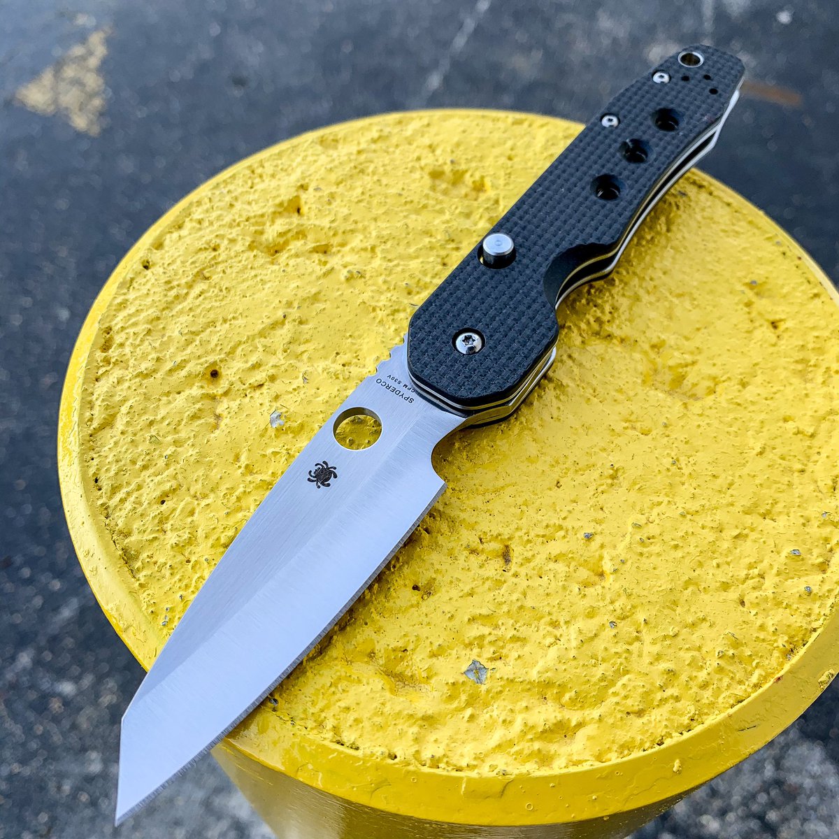 StNicksKnives's tweet photo. #SpydercoSaturday with the @SpydercoKnives Smock! You can grab one over on our website linked in the page bio or at our Huntsville and Athens stores. #knivesRsharp https://t.co/rfHxBXJrgu