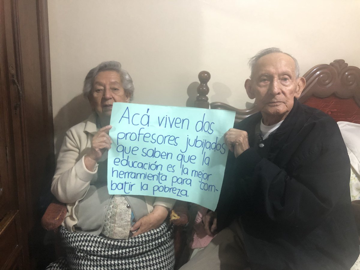 nikole_torres_a's tweet photo. “Acá viven dos profesores jubilados que saben que la educación es la mejor herramienta para combatir la pobreza”  #NOalRecorte #GraciasFMI @RichardM_A @FinanzasEc @Lenin @FMInoticias https://t.co/h5b63ngzjp