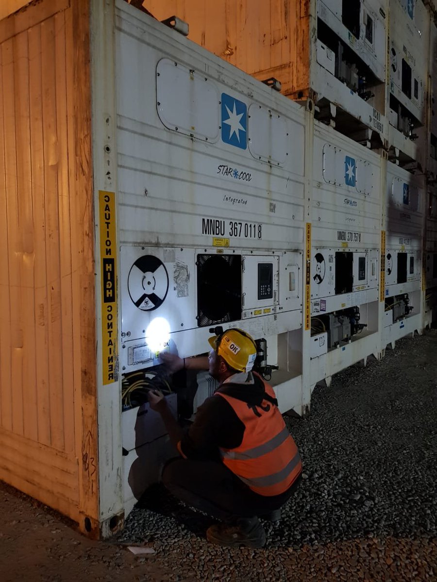 TC2mdp's tweet photo. 15 minutos pasaron de las 8 de la noche. Un técnico de #TC2 realiza el último #VisualCheck del día para controlar funcionamiento de equipos en plazoleta de contenedores. https://t.co/MHd9rMNJkC