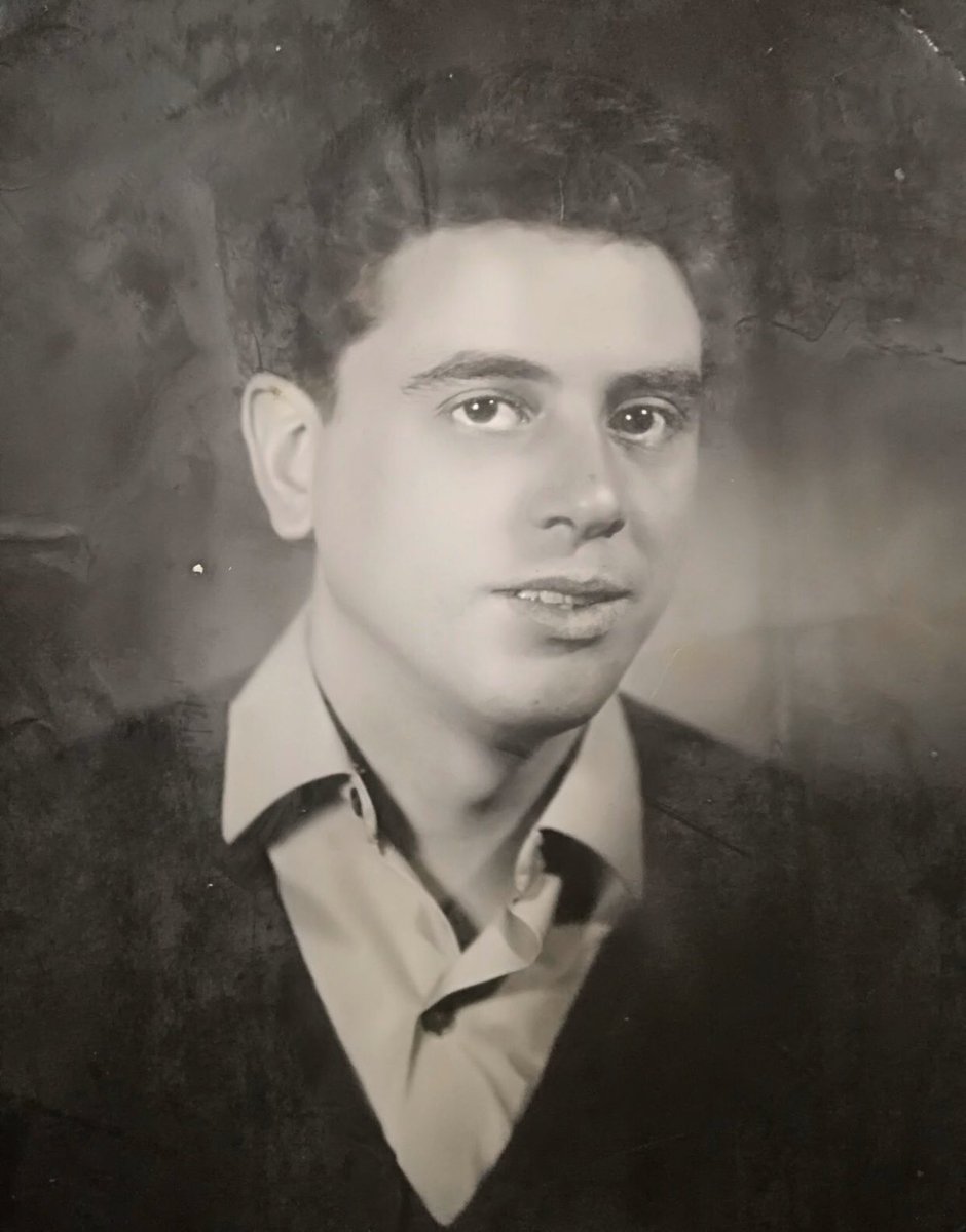 SandraBerrocal's tweet photo. Recuerdo haberte mandado esta foto y realzar lo guapo que eras y eres. Tú me dijiste que te veía así solo porque te quería, y que la belleza era efímera; se culminaba con el paso del tiempo. 

Entonces yo te respondí: Recuerda que la belleza está en los ojos de quien te mira. https://t.co/VNEQBjPHwp