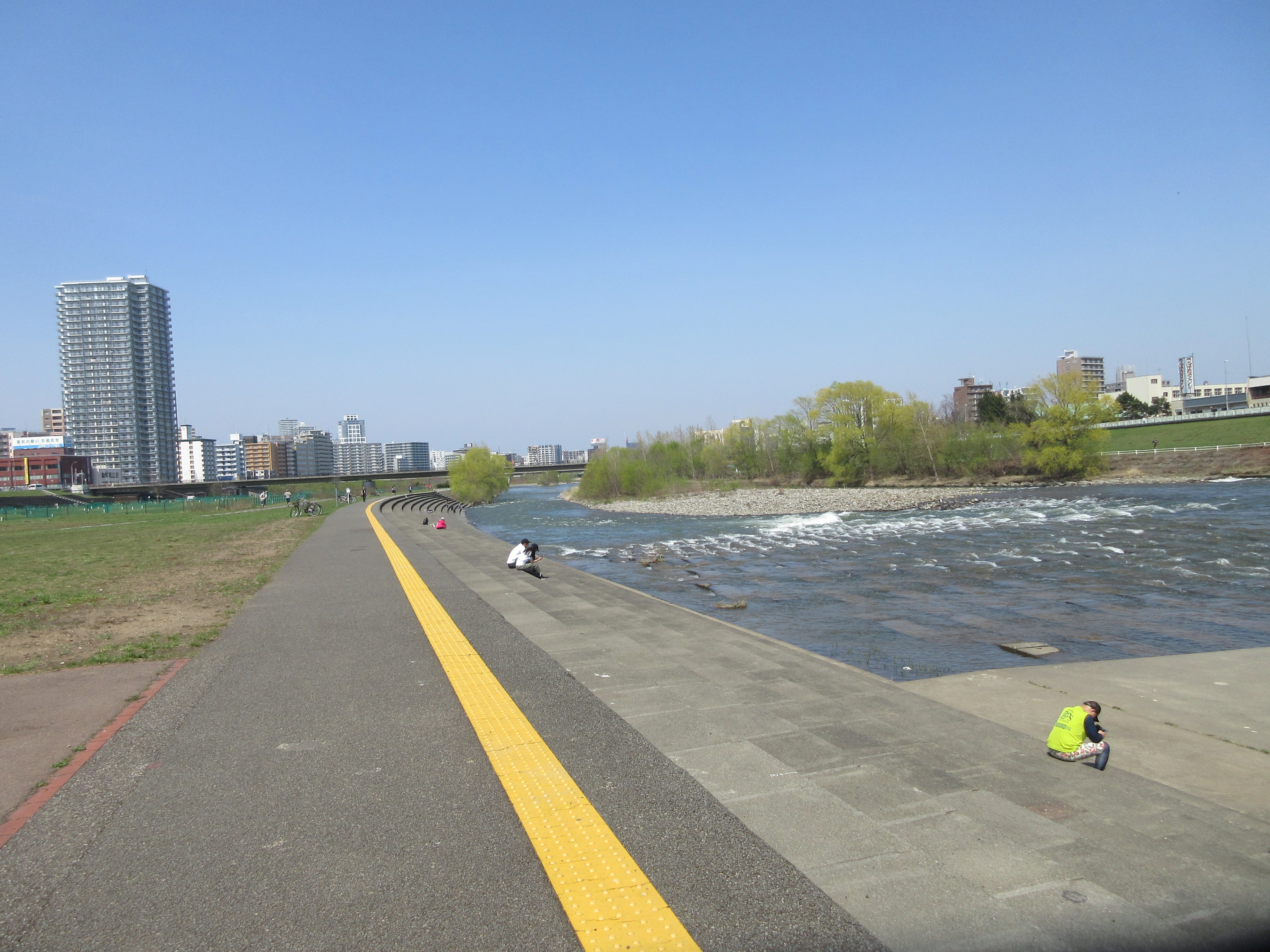 Kawaitomoko 北海道のトレンドに 豊平川河川敷 が上がっていた 豊平橋周辺の河川敷でバーベキューを楽しむグループが密状態を作っていたようで 道民らしいといえば道民らしい それを厳しく批判する人もいてむにゃむにゃ 豊平橋から少し上流の南７条橋