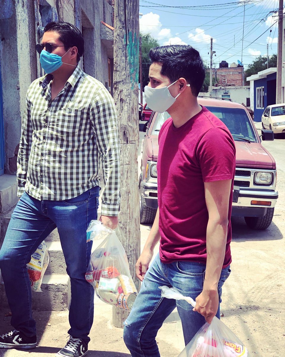 FiliGarciaCast1's tweet photo. Seguimos entregando apoyos en especie (despensas) y efectivo en distintas colonias del municipio, salir de esta crisis es trabajo de todos. 
#juntospodemos #quedateencasa https://t.co/x3JBYJKymp