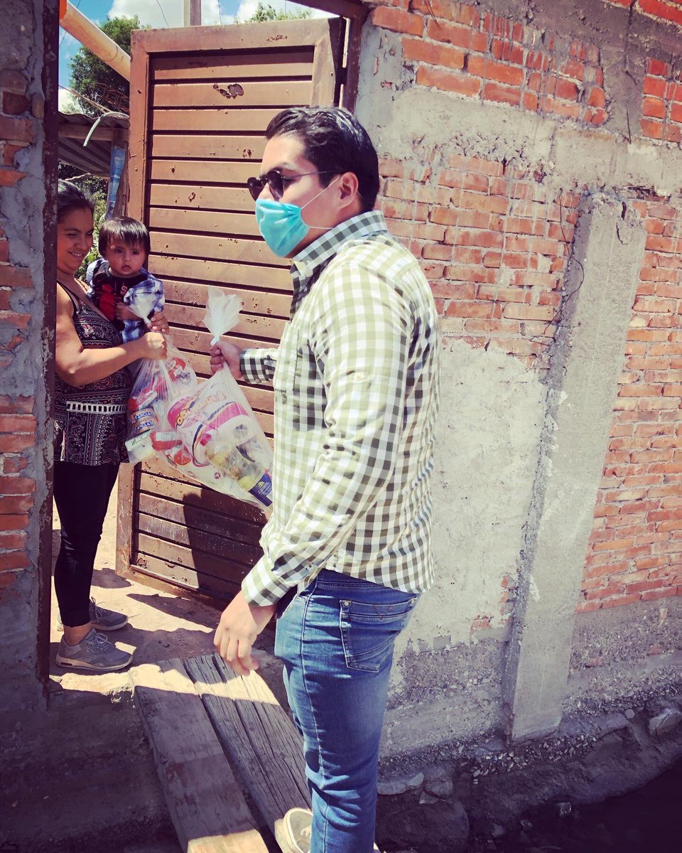 FiliGarciaCast1's tweet photo. Seguimos entregando apoyos en especie (despensas) y efectivo en distintas colonias del municipio, salir de esta crisis es trabajo de todos. 
#juntospodemos #quedateencasa https://t.co/x3JBYJKymp