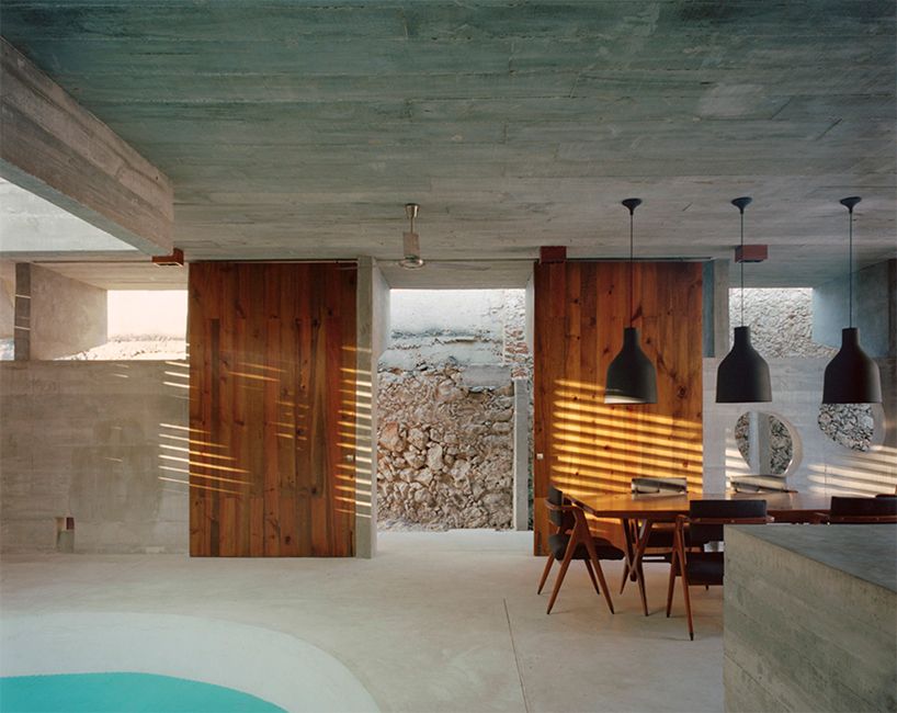designboom's tweet photo. 80 meters long but only 8 meters wide, the ludwig godefroy-designed casa mérida is a garden interspersed by brutalist blocks https://t.co/6Blc3kiMBi https://t.co/w0LIOYH4xW