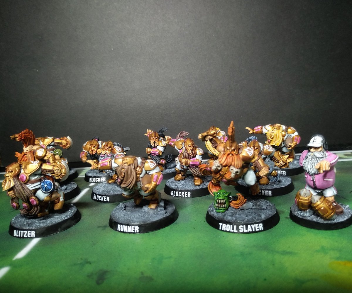 Equipo enano de #bloodbowl terminado. No termino de quedar contento con el resultado, ya que llevo mucho tiempo con este equipo a mitad y noto la diferencia entre las primeras minis y las últimas. No obstante, muy contento de haberlo finiquitado por fin #miniaturepainting #hobby