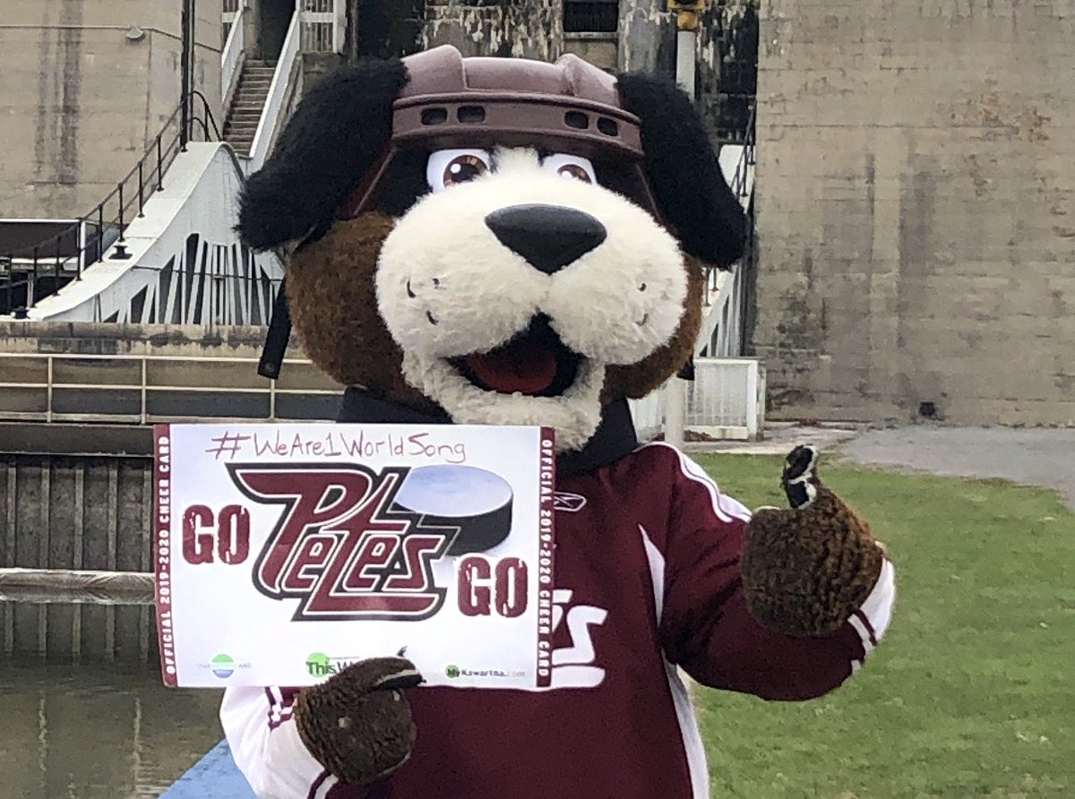 PetesOHLhockey's tweet photo. While Roger was rocking the #WeaAre1WorldSong challenge (thanks for the nomination Charlie Horse), a few fans pulled over for a distance-chat at the Lift Lock!
#gopetesgo #ptbo #Lock21 #puckCOVID https://t.co/gTL4ZzOakR