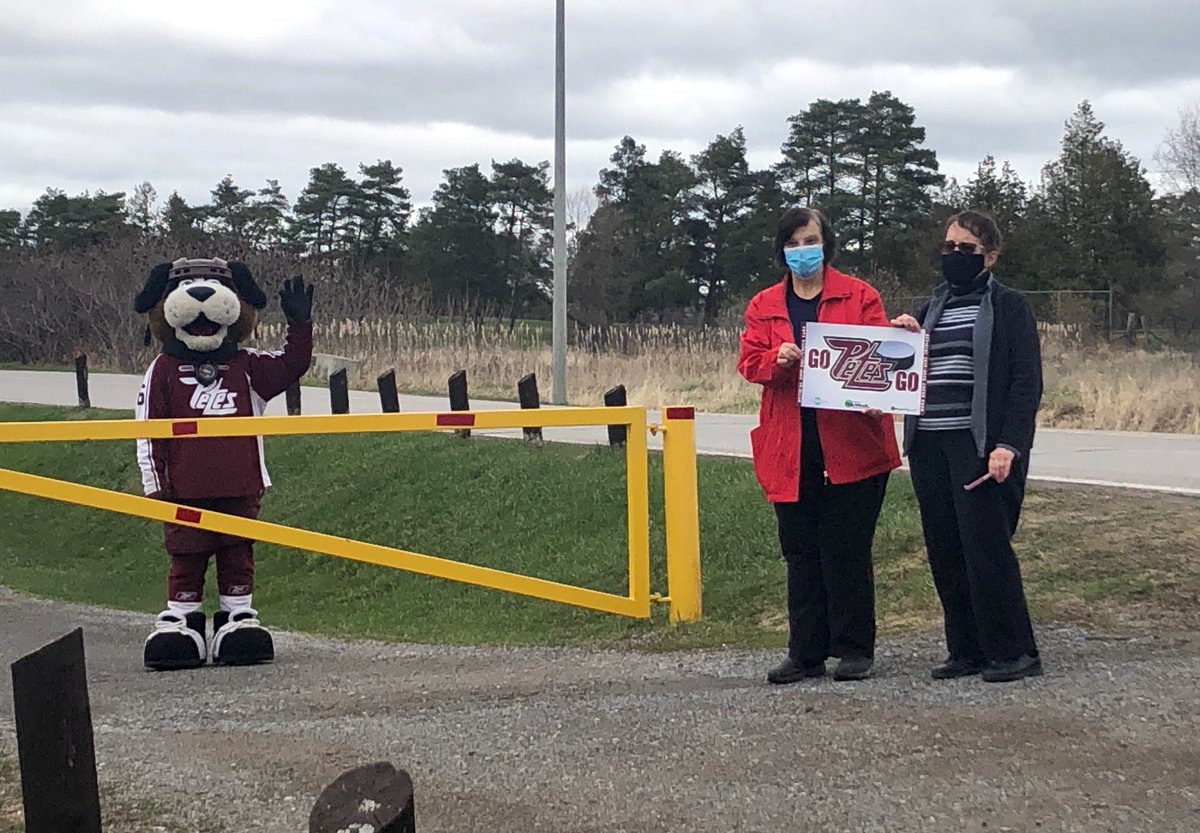 PetesOHLhockey's tweet photo. While Roger was rocking the #WeaAre1WorldSong challenge (thanks for the nomination Charlie Horse), a few fans pulled over for a distance-chat at the Lift Lock!
#gopetesgo #ptbo #Lock21 #puckCOVID https://t.co/gTL4ZzOakR