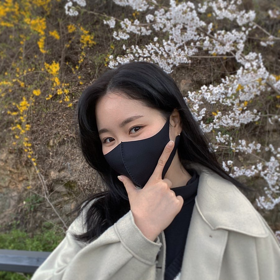 2xj__hee's tweet photo. [#진지희] 산책때 마스크 필수 💚🖤 Be more cautious during this time, everyone! It's spring time too ^-^ https://t.co/56MGDBmnCs